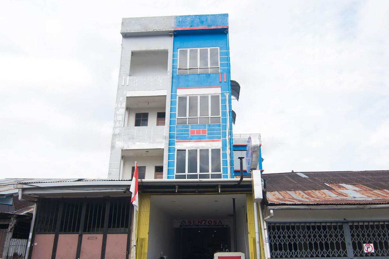 Sentosa Guest House Pontianak Exterior photo