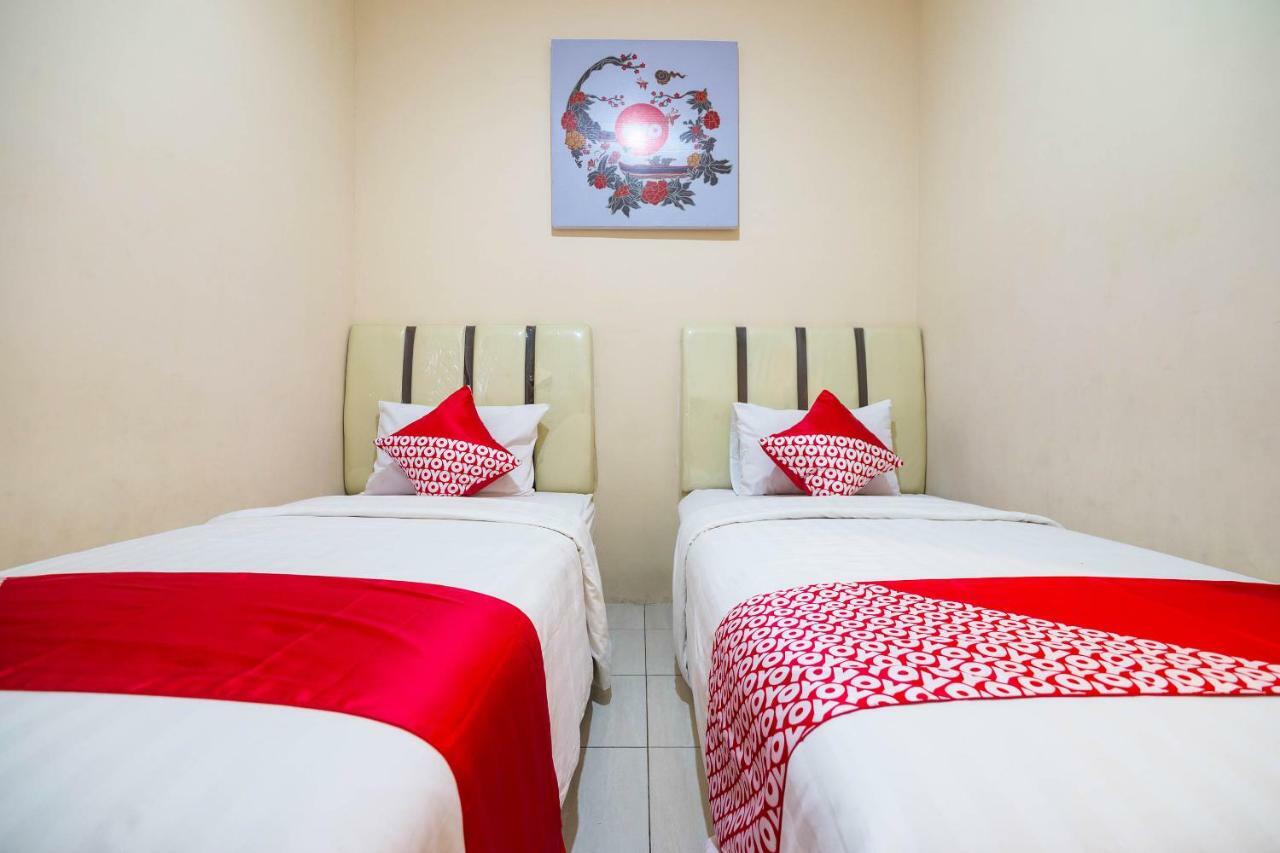 Sentosa Guest House Pontianak Exterior photo