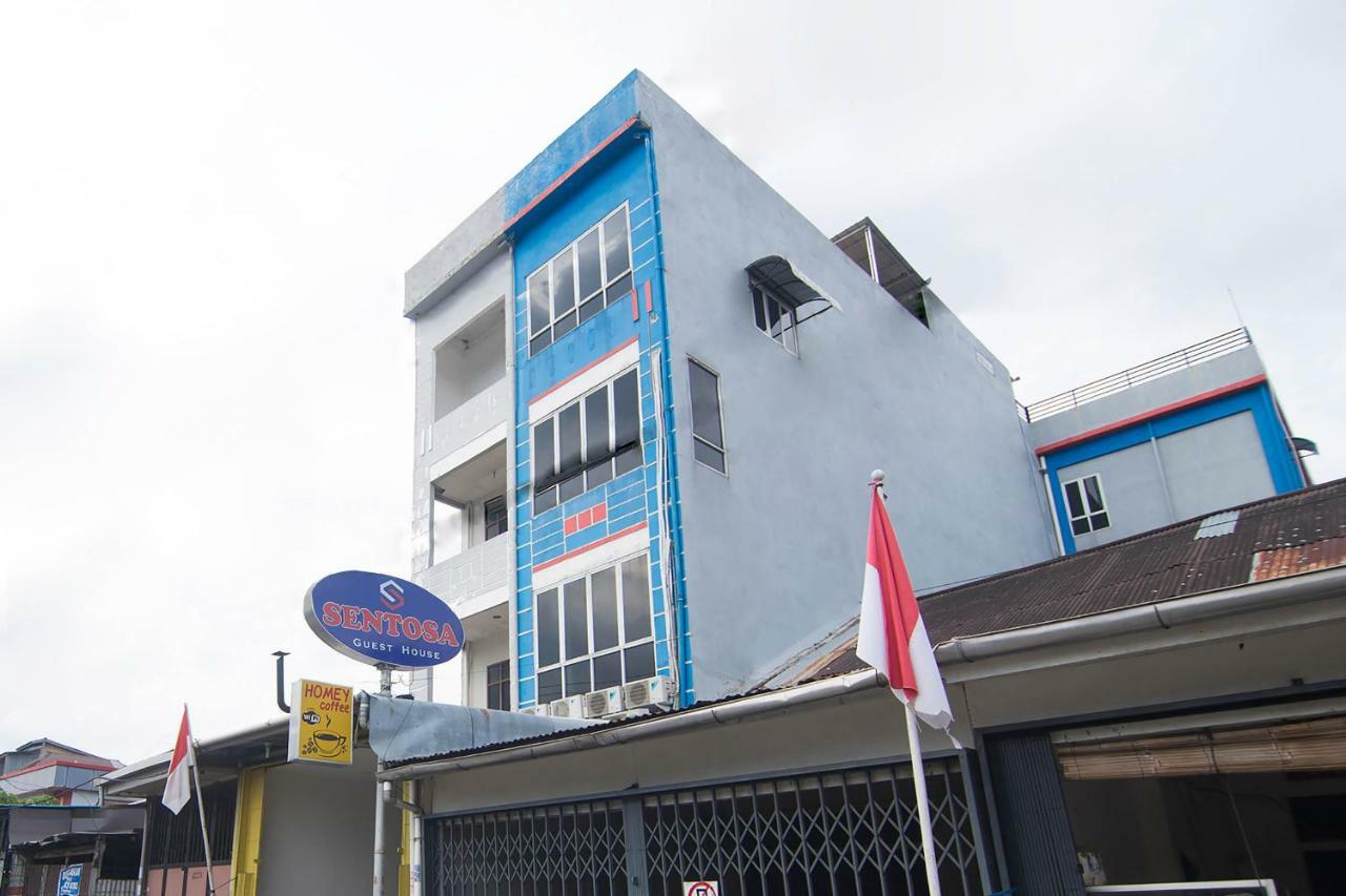 Sentosa Guest House Pontianak Exterior photo
